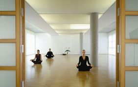cours de yoga ambiance zen