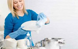 aide ménagère qui fait la vaisselle