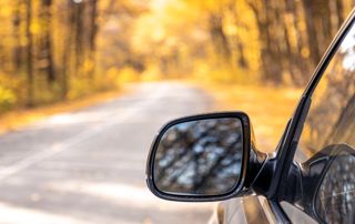 Voiture et rétroviseur