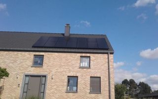 panneaux photovoltaïques noirs sur toiture