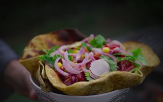 salade mexicaine dans un bol et un taco