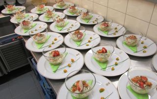 assiettes dressées pour service à table