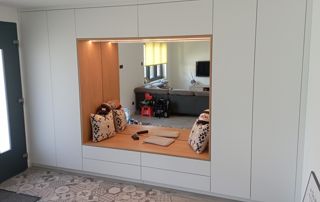 Grand meuble de rangement sur mesure avec miroir et banc au centre