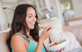 femme qui mange des légumes