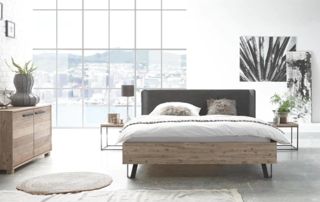 Chambre meublée avec un lit en bois